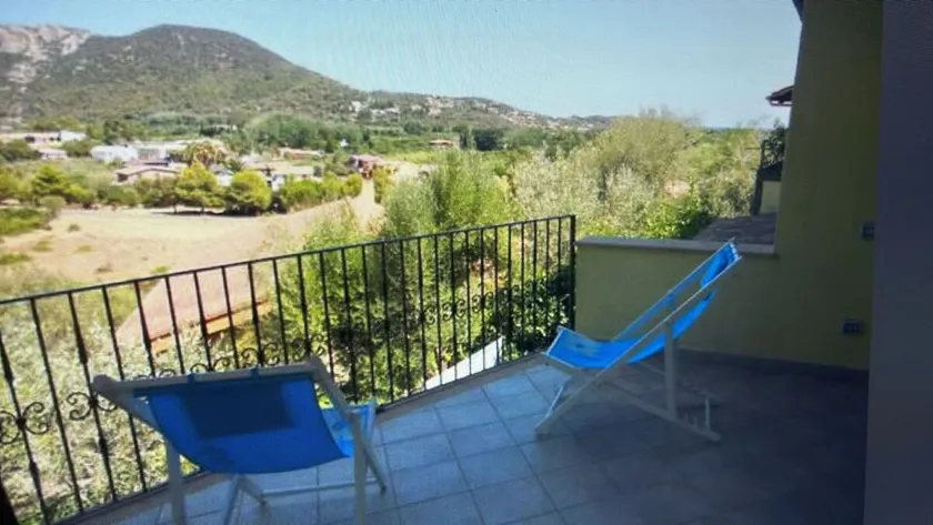 Chia villa with terrace surrounded by greenery - Image 1