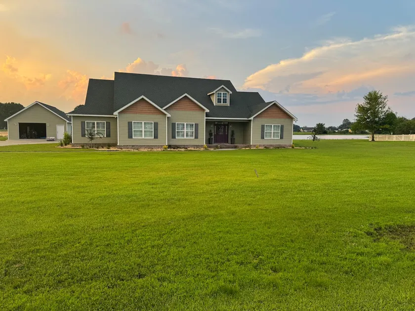 Country Getaway Lakeside Home - Image 1
