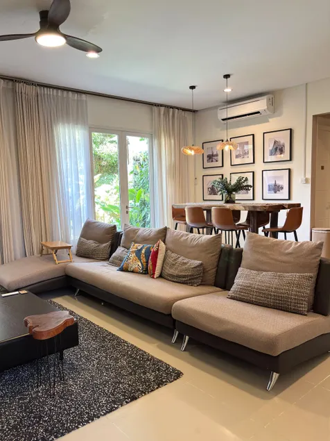 Cozy Botanical Garden House - Image 1