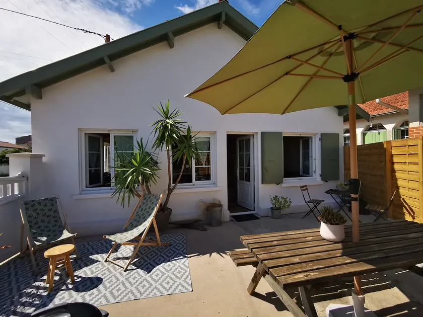 Cabin-style, close to the sea. - Image 1