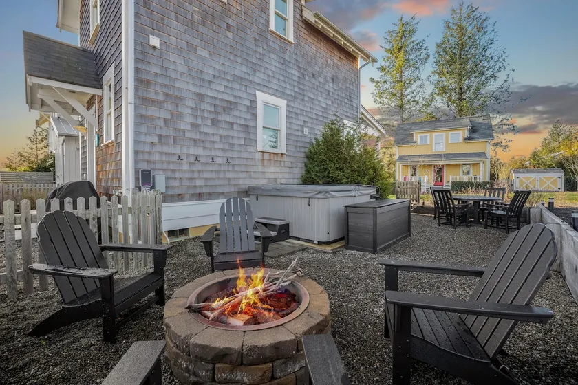 5 min. Walk to Town, Bikes, Fenced Yard + Hot Tub - Image 1