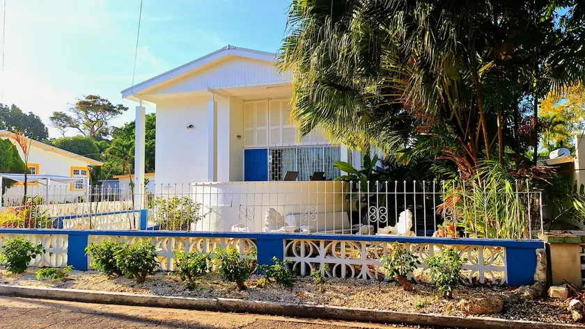 Spacious 6-Bedroom Retreat • 3 Min Walk to Beach - Image 1