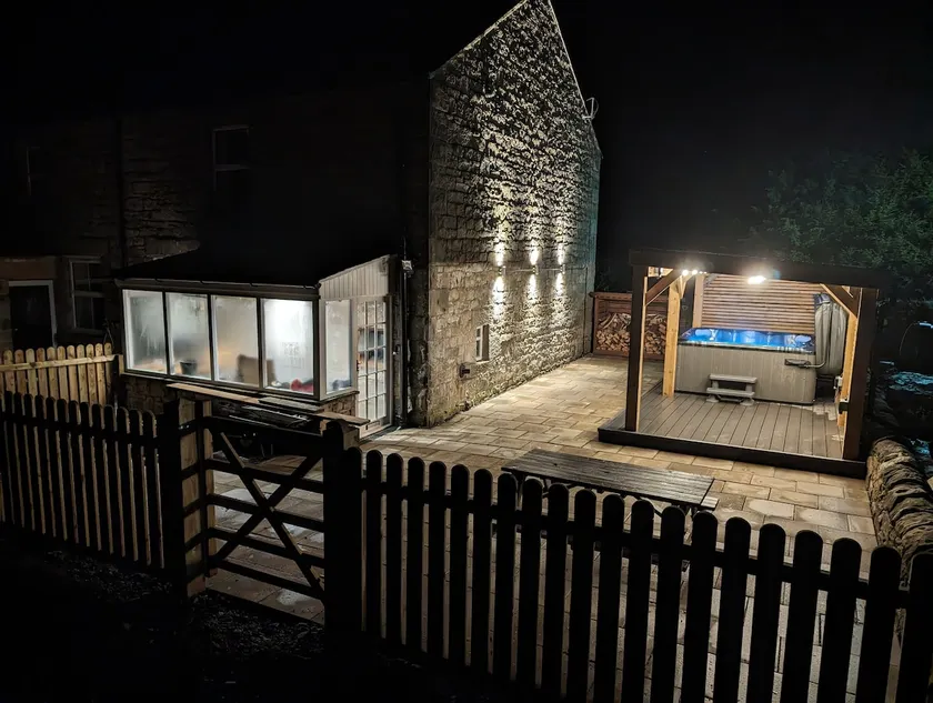 Entire home with XL luxury hot tub - Image 1
