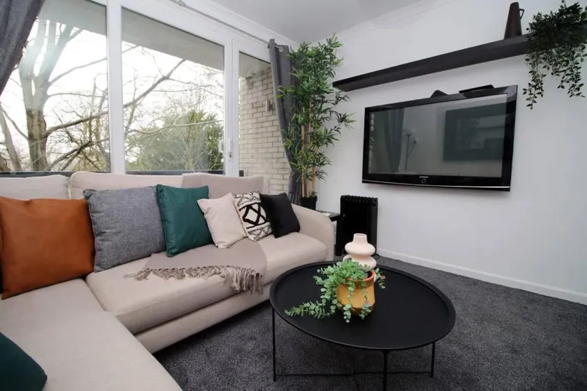 3 Bed Flat • Cardiff Bay • Free Parking • Balcony - Image 1