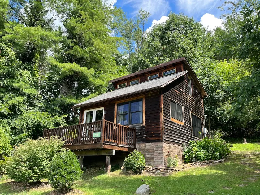 Broadwing Farm Cedar Cabin-Hot Tub med frisk, varmt mineralvand - 85 Acre Farm - Image 1
