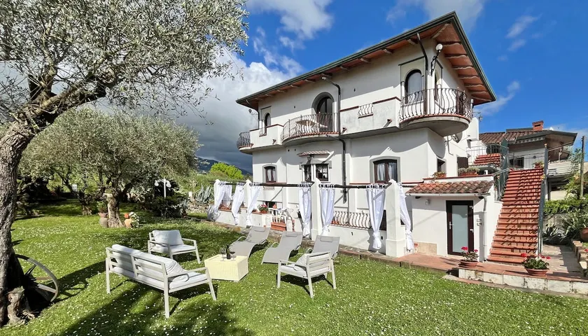 Newly Renovated Apartment in Versilia with garden - Image 1