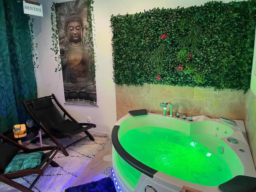 Maison Prestige Le Donjon des Plaisirs Jacuzzi - Image 1