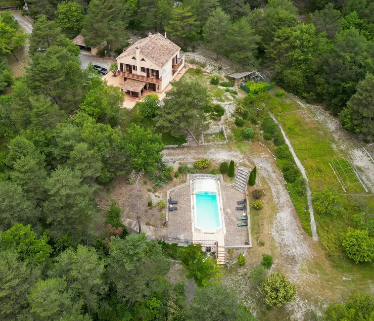 Beautiful Family House with Pool - Image 1