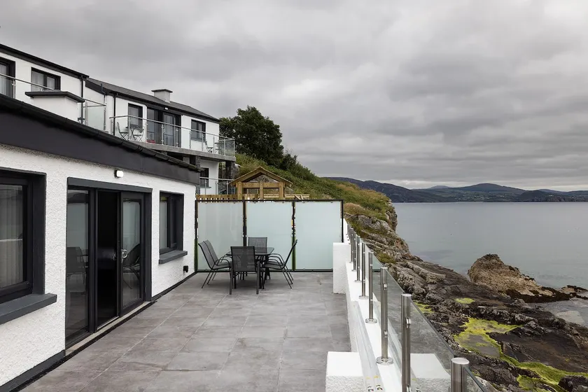Pierside Apartments Deluxe Accommodation - Image 1