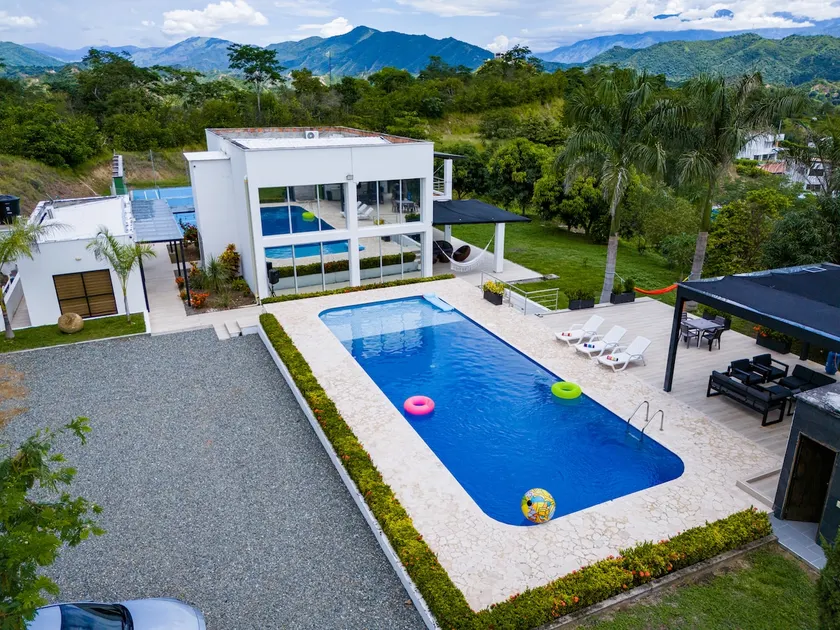 Modern property/tennis court/AC/BBQ/games - Image 1