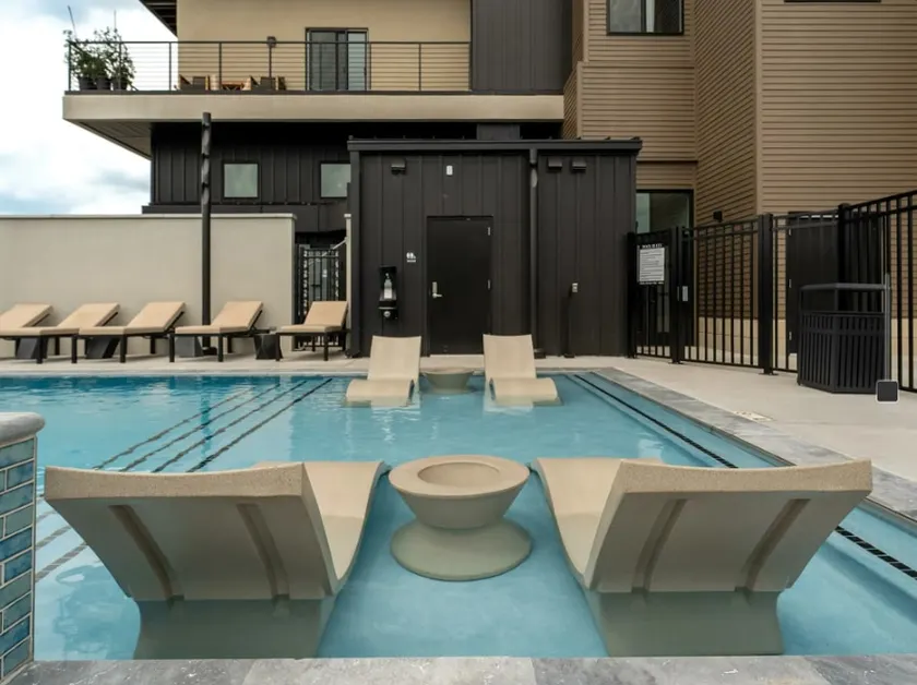 Upscale 1 Bedroom Apt - Pool/Hot Tub/Gym/EV - Image 1
