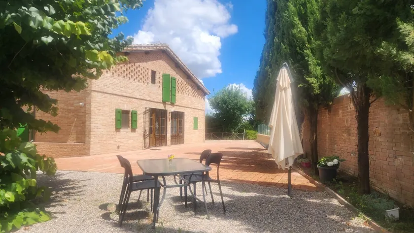 Beautiful 2 bedroom apartment with garden - Image 1