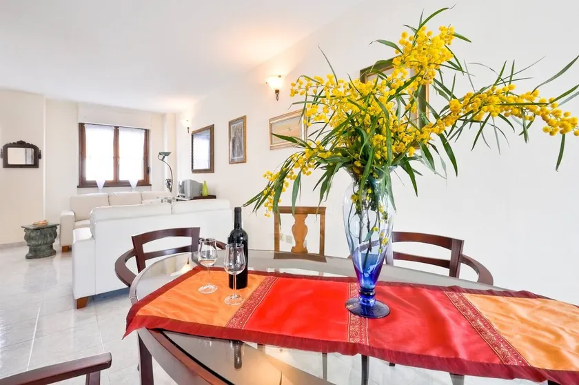 Stylish & Spacious Townhouse - Walk to Beach & Town - Image 1