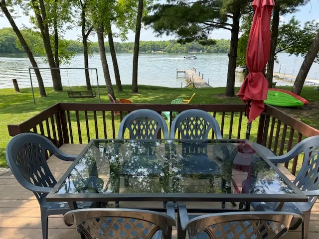 Julia’s Lakefront Cottage - Image 1