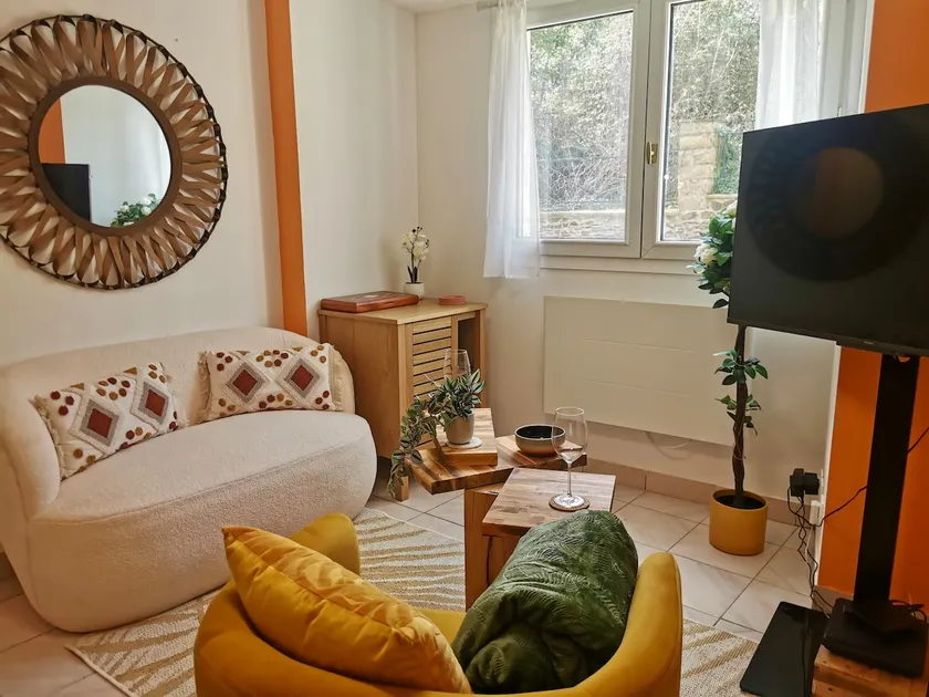 2-bedroom ground floor 50 m from the port and customs trail. - Image 1