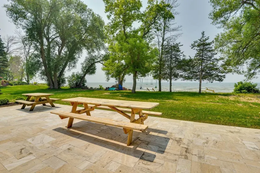 Beachfront Lake Cottage- Kayaks/Firepit/Stargazing - Image 1