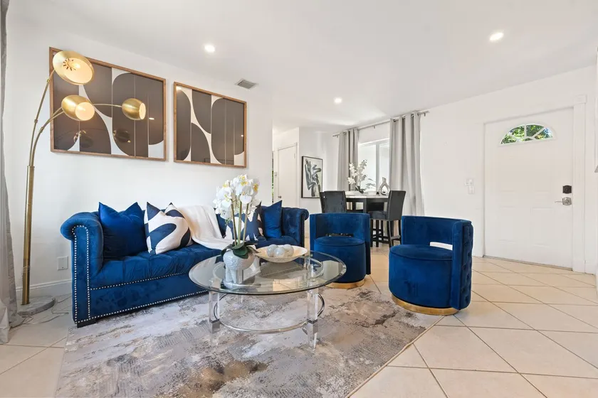 Azure Luxe Stay | 2BR Just 6 Min from Beach - Image 1
