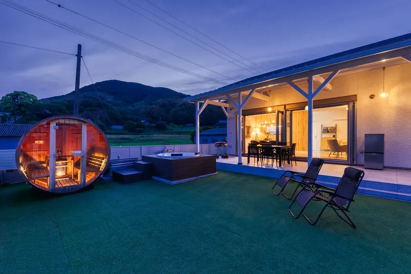 30 Sec to the Sea! Dog-Friendly Villa with Sauna - Image 1