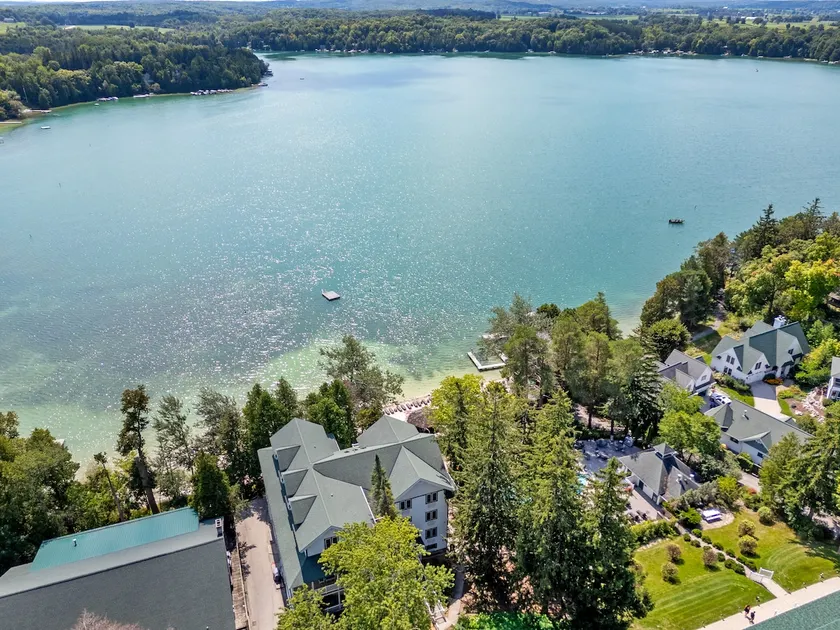Lakefront Condo, Private Beach/Pool, Walk to Town - Image 1
