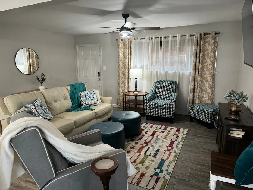 3 bed/ 2 Bath Centrally located - Image 1