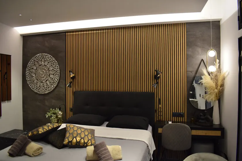 SMALL SUITE IN THE CENTER - Image 1