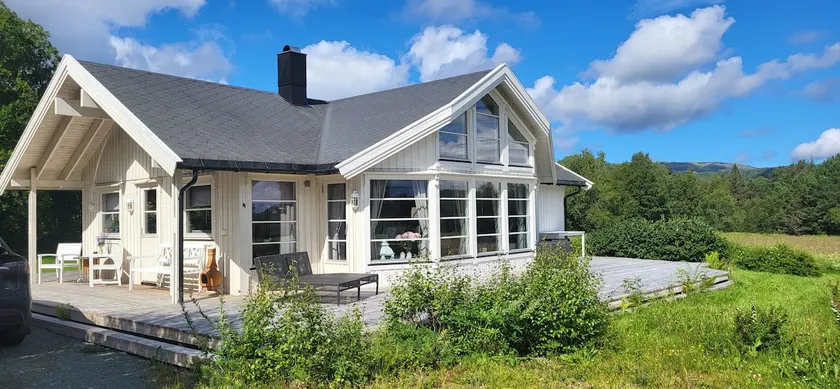 Cottage in the countryside. - Image 1