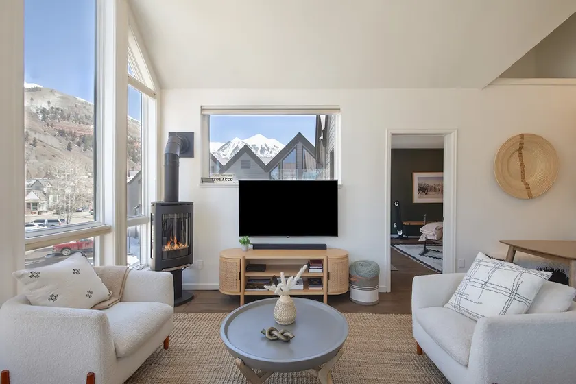 Viking Vista 309: Ski, Soak, Sip - Image 1