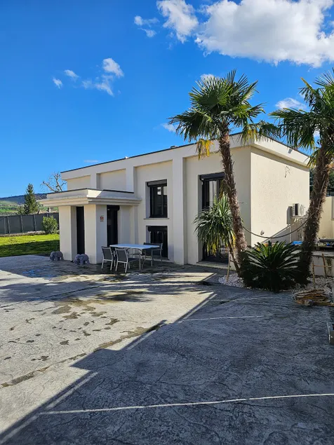 Contemporary home - Image 1