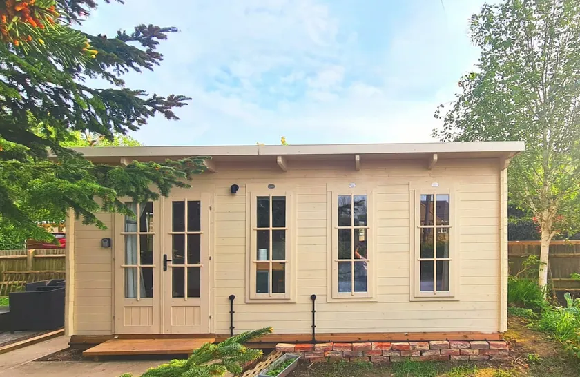 Cosy self-contained cabin 15 mins from Silverstone - Image 1