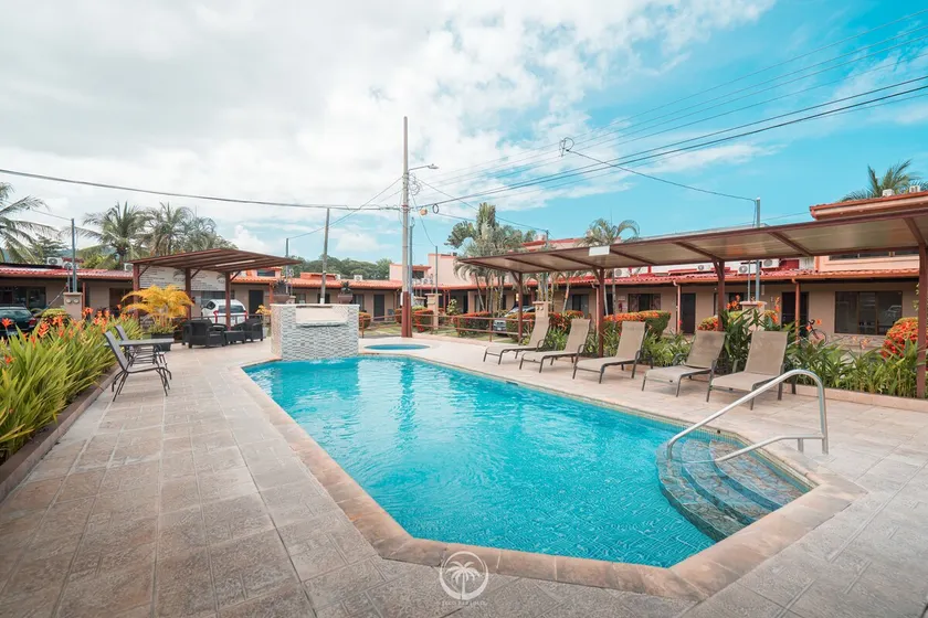 Great location, a block away from the beach  - Image 1