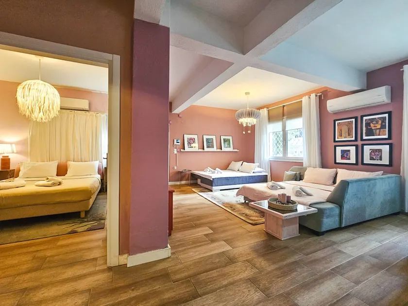 Family-friendly apartment with parking - Image 1