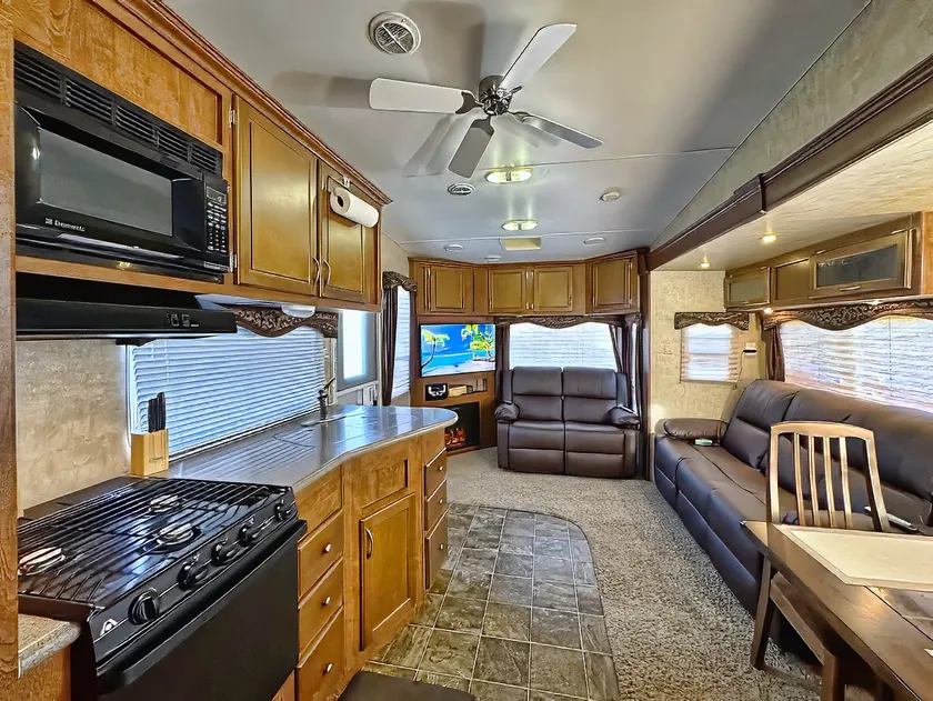 Clean/Comfortable RV Living on Private Gated Land. - Image 1