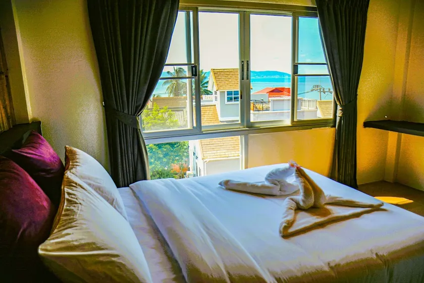Seaview 1BR+2 Bathroom Apartment w. Kitchette - Image 1