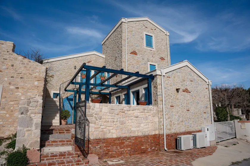 BEACH HOUSE CASKA - Image 1