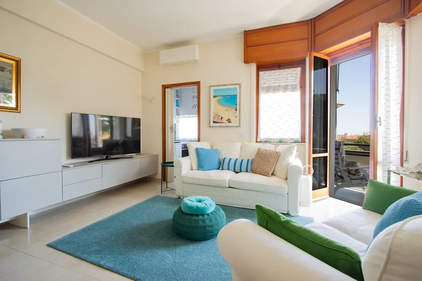 2 bedrooms and 2 bathrooms, private garage, garden and Wi-Fi - Image 1