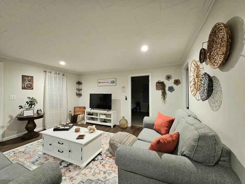 Cozy 2BR Retreat Walk to Ferry/Lake Huron Sunrises - Image 1