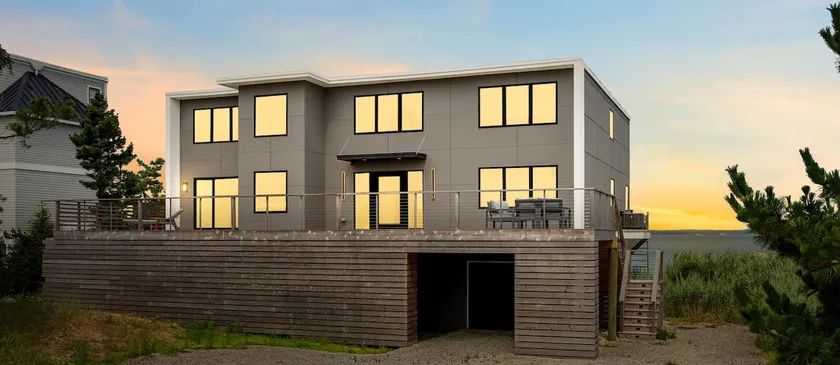 Bayfront bliss Dune Road 6BR with floating dock - Image 1