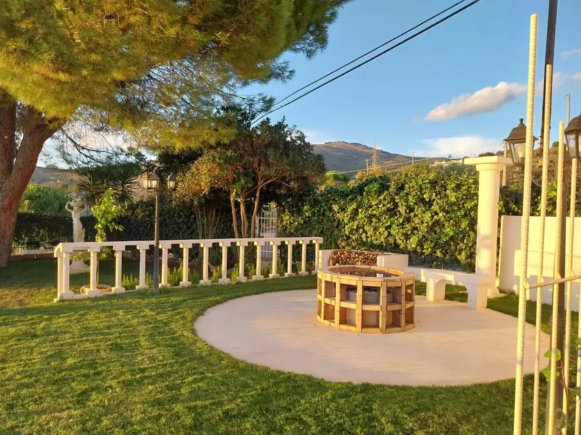 Villa surrounded by greenery with hydro sauna - Image 1