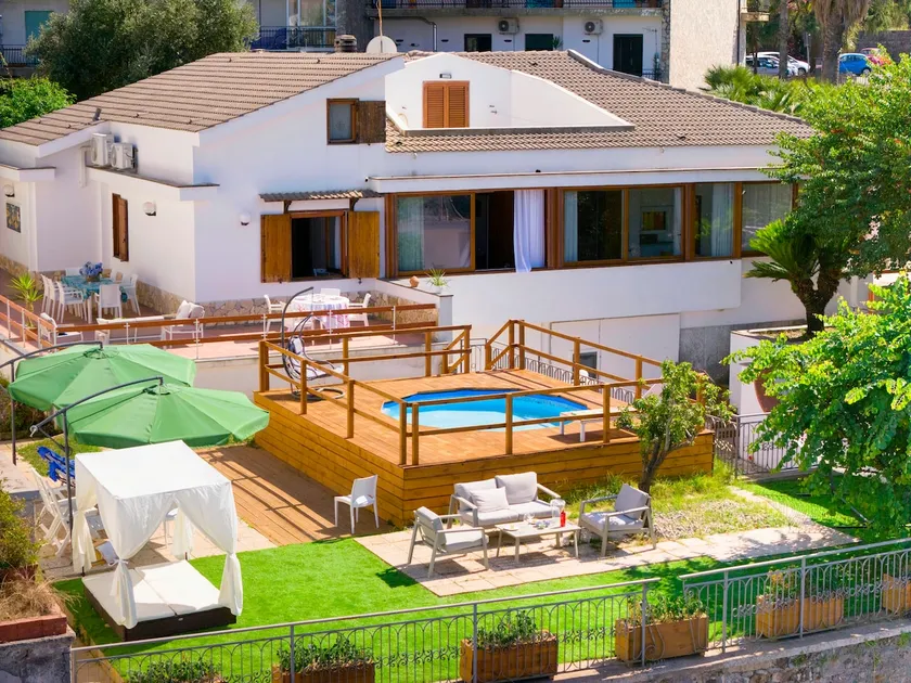 Villa Iaccarino with a View of the Gulf of Naples and Spacious Areas - Image 1