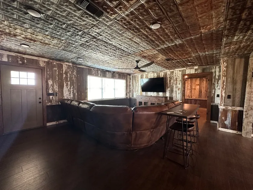 Rustic 4BR home - Image 1