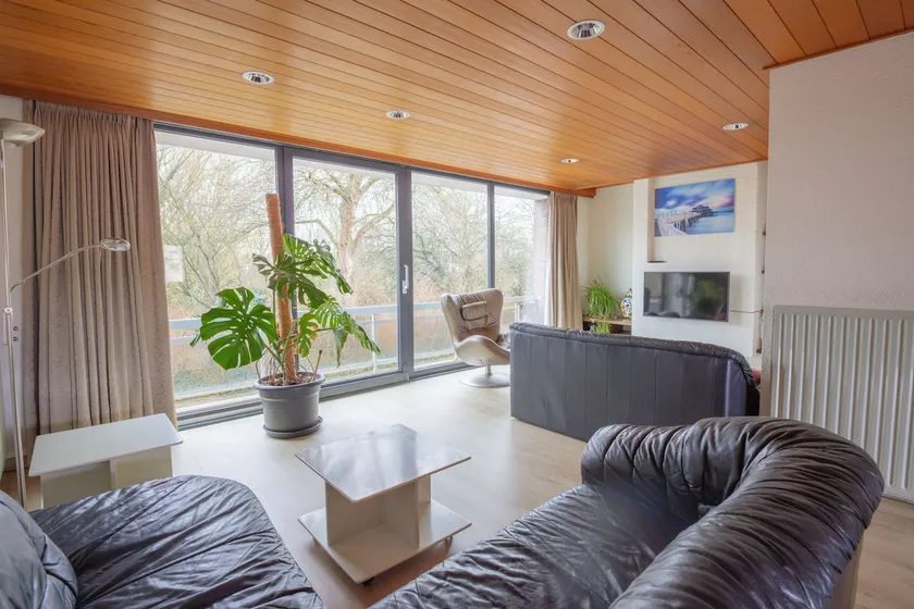 Bright Family Home with Garden and Spacious Garage - Image 1