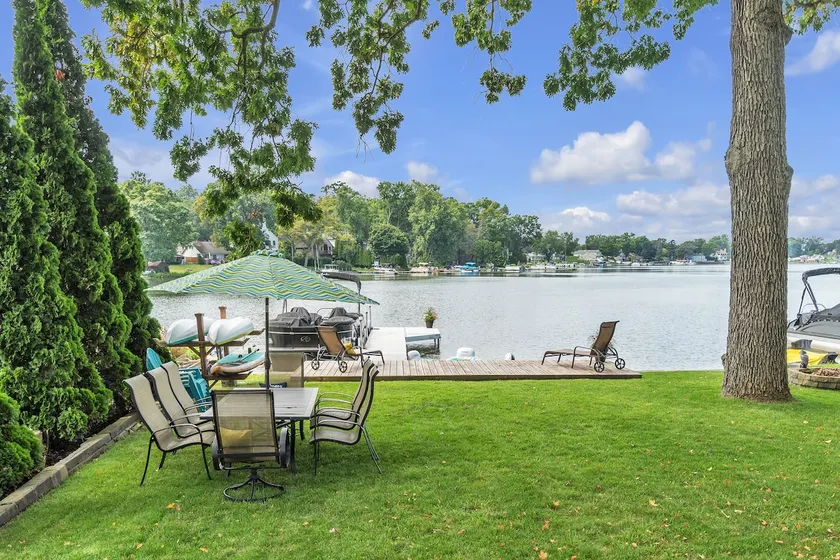 Sunset Lakehouse Near Downtown Dining & Shops - Image 1