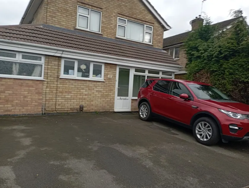 Own Room, En-suite Shower & driveway Parking - Image 1
