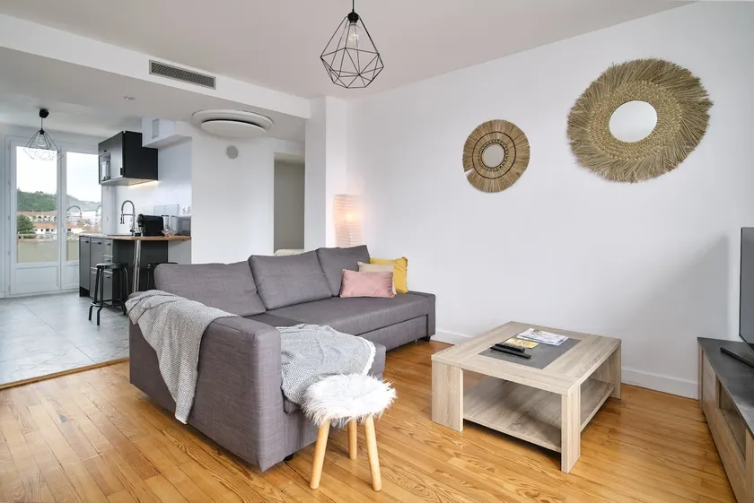 2 bedrooms with views, elevator, close to the center - Image 1