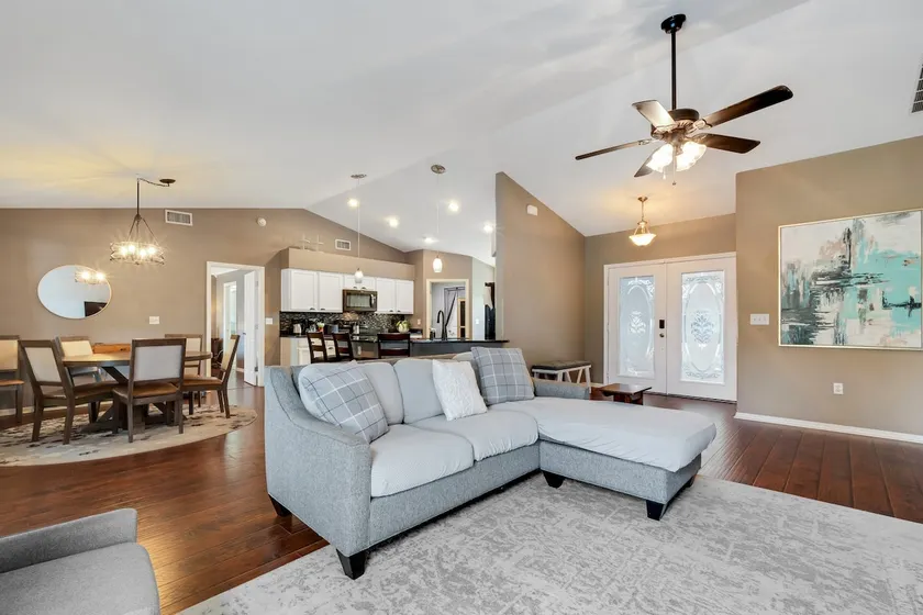 Cozy 3Bed 2Bath Pet-Friendly Home Near Legoland - Image 1