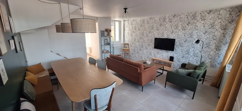 Family home and business with garden - Image 1