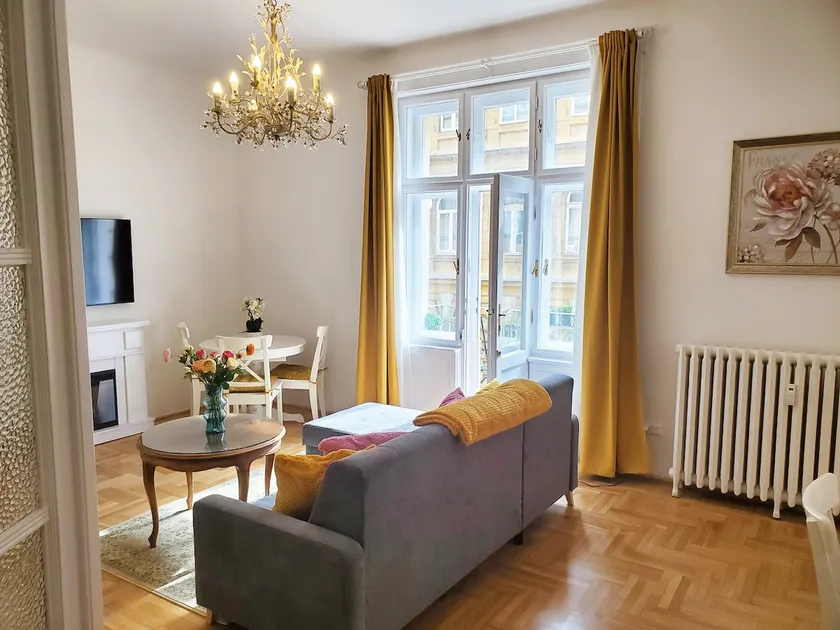 Elegant Apt near Castle District - Image 1