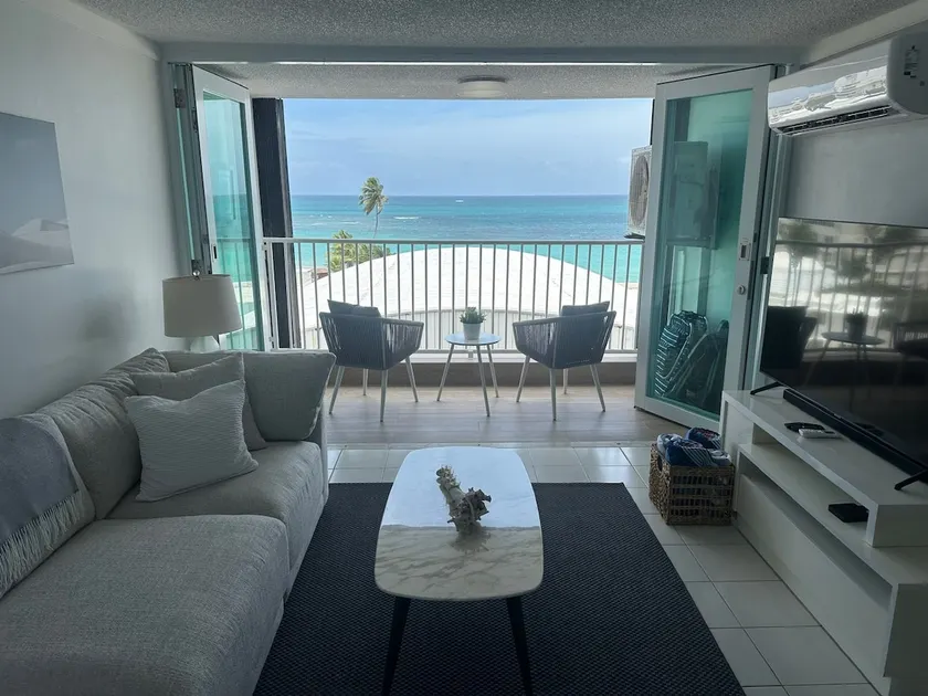 Deja Blue Beachfront Apartment - Image 1