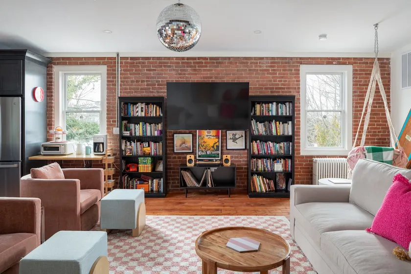 Spacious Walkable Loft with Parking - Image 1