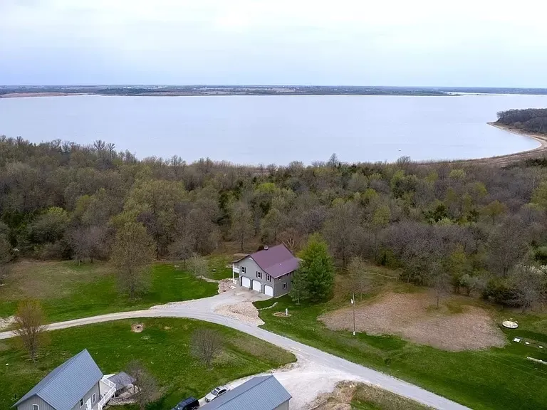 Lake House with a private trail to the beach! - Image 1